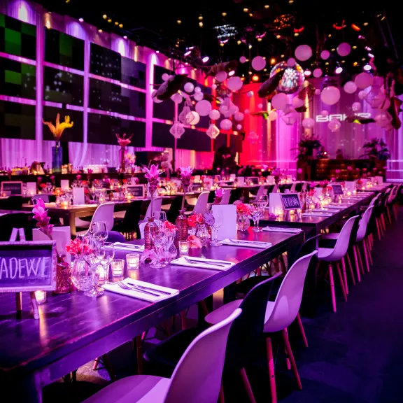 Main-Indoorbereich für ein gesetztes Dinner