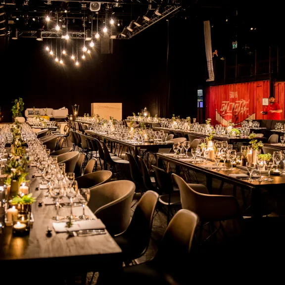 Main-Indoorbereich für ein gesetztes Dinner