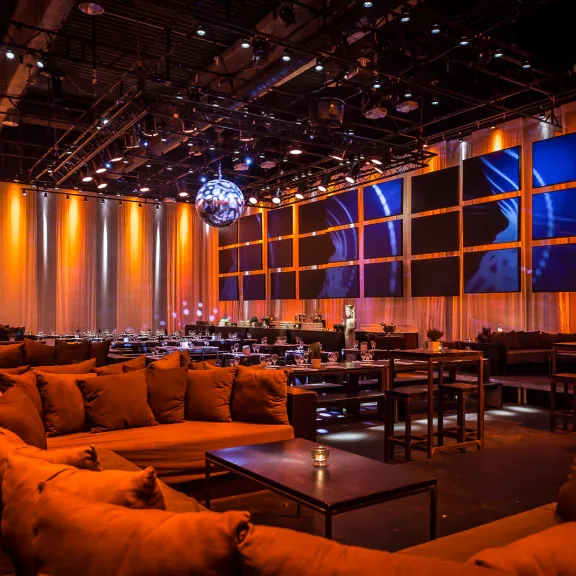 große Indoorfläche mit Visualflächen