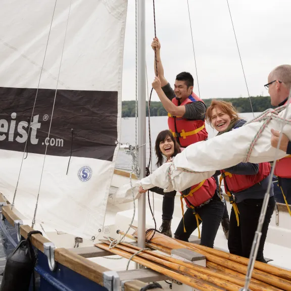 Meeting Guide Berlin Teamgeist Das Team setzt gemeinsam die Segel