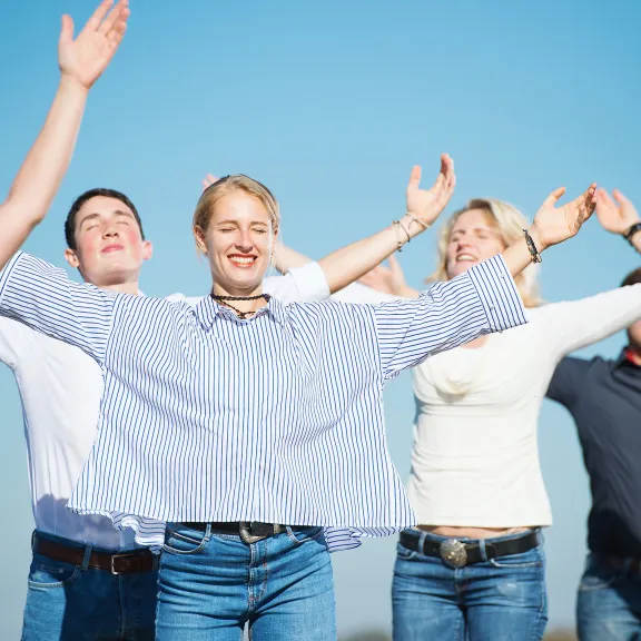 Meeting Guide Berlin Teamgeist Team bei Entspannungsübungen in der Sonne