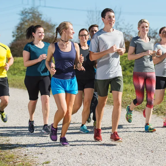 Meeting Guide Berlin Teamgeist Team läuft einen Kiesweg entlang