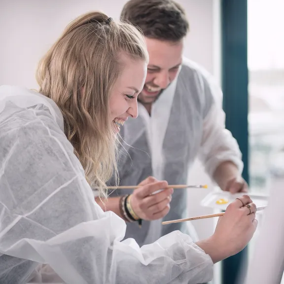 Meeting Guide Berlin Teamgeist Frau und Mann beim malen an einer Staffelei