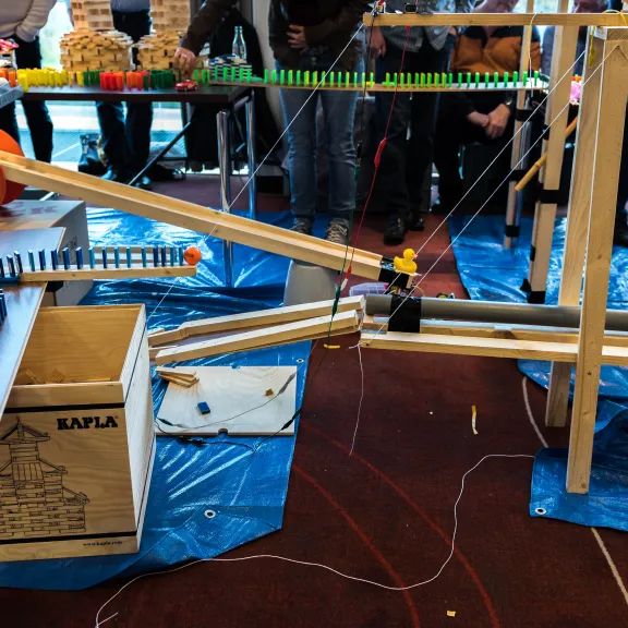 Meeting Guide Berlin Teamgeist Bau einer Kettenreaktion mit verschiedenen Materialien