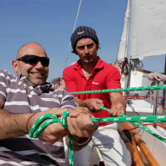 Meeting Guide Berlin Teamgeist Zwei Männer an Bord eines Segelbootes