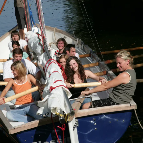 Meeting Guide Berlin Teamgeist Segelboot wird aus dem Hafen gerudert