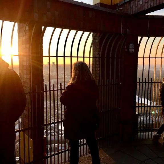 Meeting Guide Berlin Panoramapunkt am Potsdamer Platz Besucher auf der Besucherplattform bei Sonnenuntergang