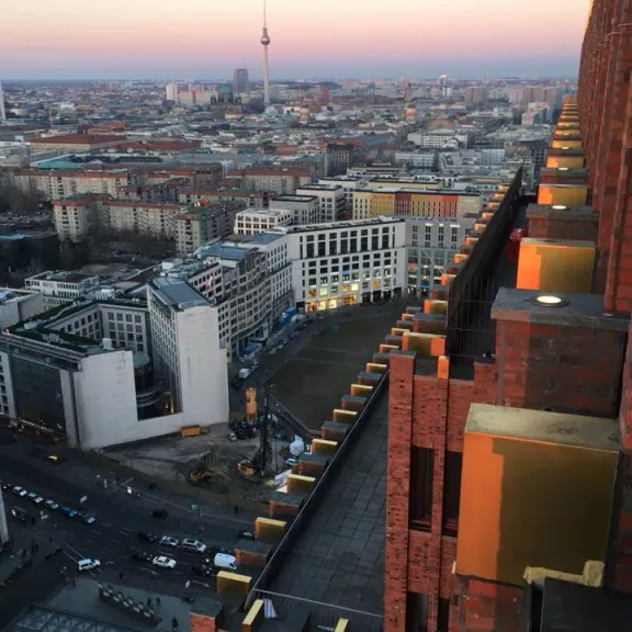 Meeting Guide Berlin Panoramapunkt am Potsdamer Platz Blick auf Berlin bei Dämmerung
