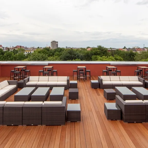 Meeting Guide Berlin Bolle Festsäle Dachterasse mit Loungemöbeln