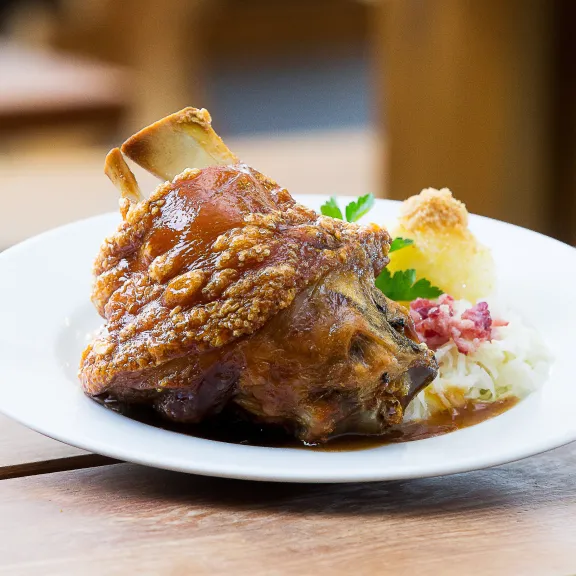 Meeting Guide Berlin Hofbräu Berlin Bayerische Spezialitäten Unser beliebtestes Gericht: Resche Haxe 