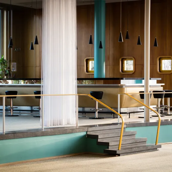 Eventlocation Palais am Funkturm miz Blick auf die Bar im Stil der 50er/60er Jahre 