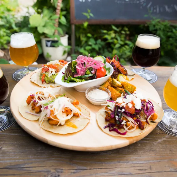 Meeting Guide Berlin, Incetnives in Berlin, gefüllte Biergläser und Snacks