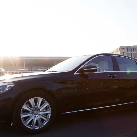 Meeting Guide Berlin, Limousinenservice Berlin, Mercedes-Benz S-Klasse am BER