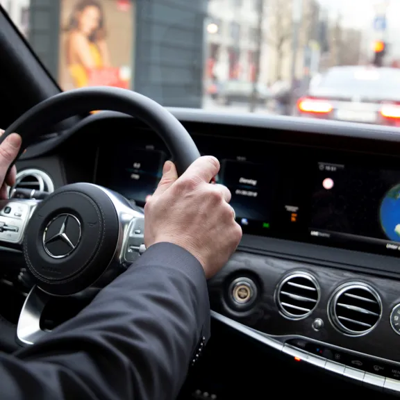 Meeting Guide Berlin, Limousinenservice Berlin, Chauffeur am Lenkrad