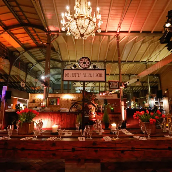 Meeting Guide Berlin, Incentives Berlin, Tisch in einer Markthalle