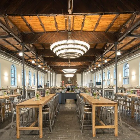 Festsaal der Eventlocation Bolle Festsäle mit heller Beleuchtung