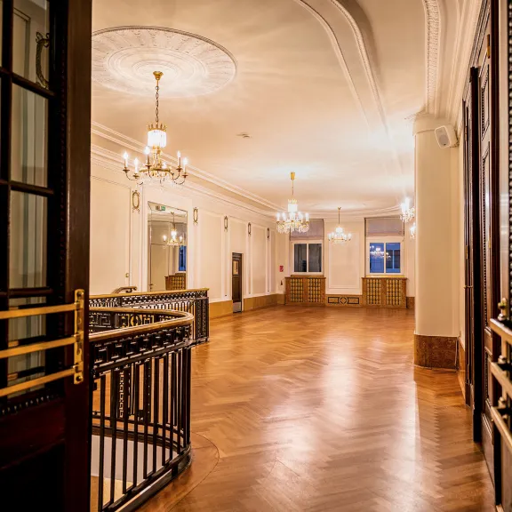 Große Wandelhalle der Eventlocation Meistersaal