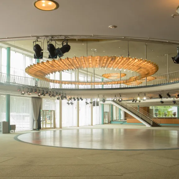 Erdgeschoss der Eventlocation Palais am Funkturm im Stil der 50er/60er Jahre