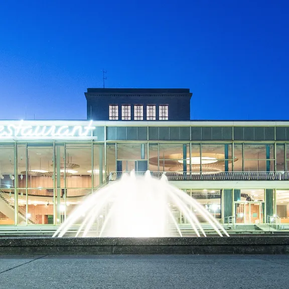 Beleuchtete Außenansicht der Eventlocation Palais am Funkturm bei Nacht