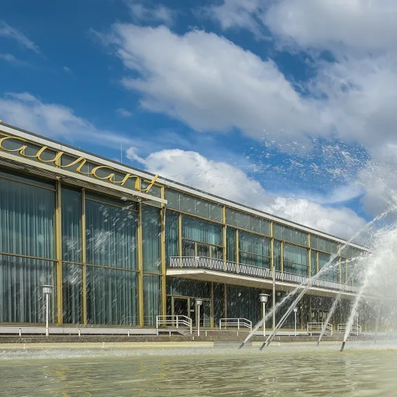 Außenansicht des Restaurants der Eventlocation Palais am Funkturm mit Blick auf den Brunnen