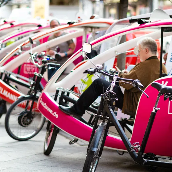 Velotaxen in eine Reihe gestellt