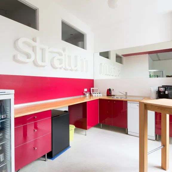 Küche mit Stehtisch und Getränkekühlschrank