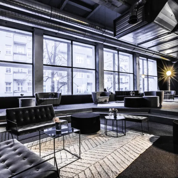 Lounge mit großer Fensterfront