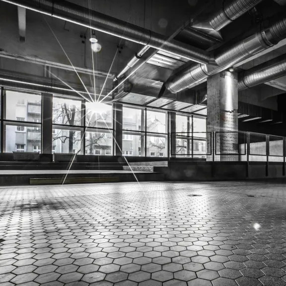 Lounge mit großer Fensterfront