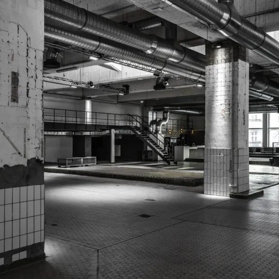 VOLLGUTLAGER Säulenreihe