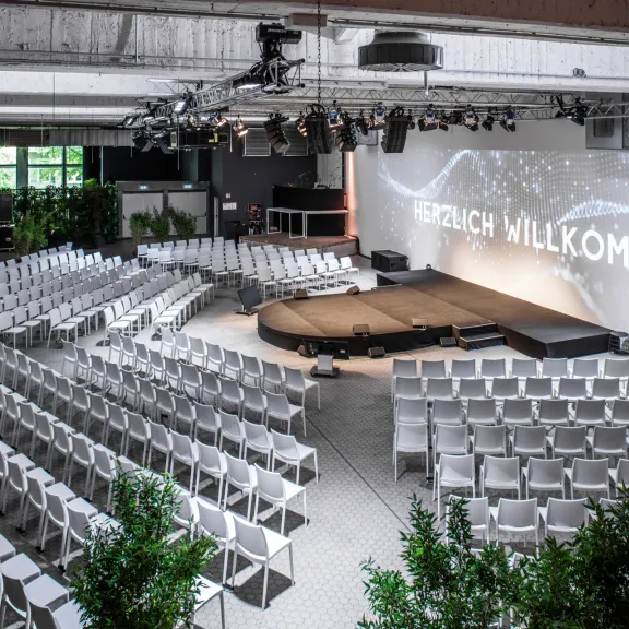 Konferenz mit 100m² Projektionswand