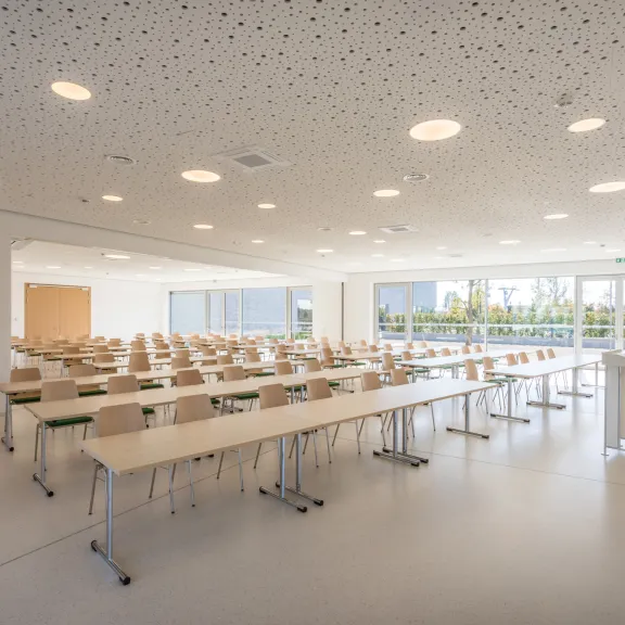 Tagungsraum gesamt mit parlamentarischer Bestuhlungsart