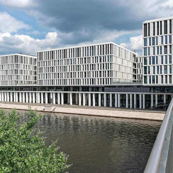 Design Offices Humboldthafen Außenansicht mit Blick auf die Spree