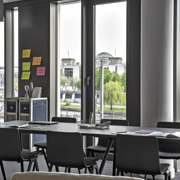 Meetingraum in den Design Offices mit Blick auf Reichstag