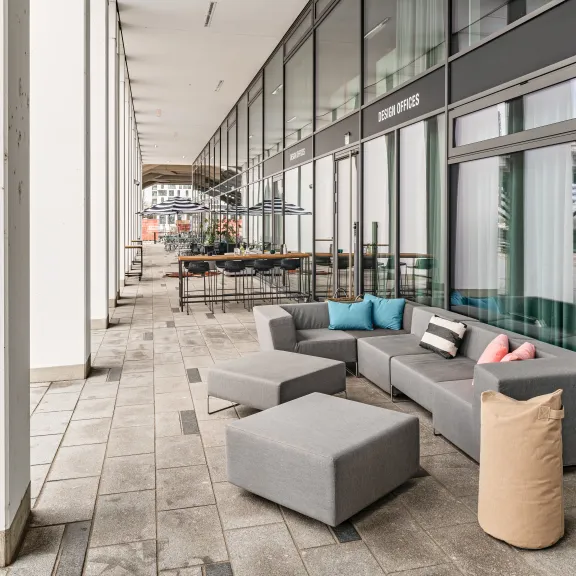 Terrasse mit zahlreichen Sitzmöglichkeiten