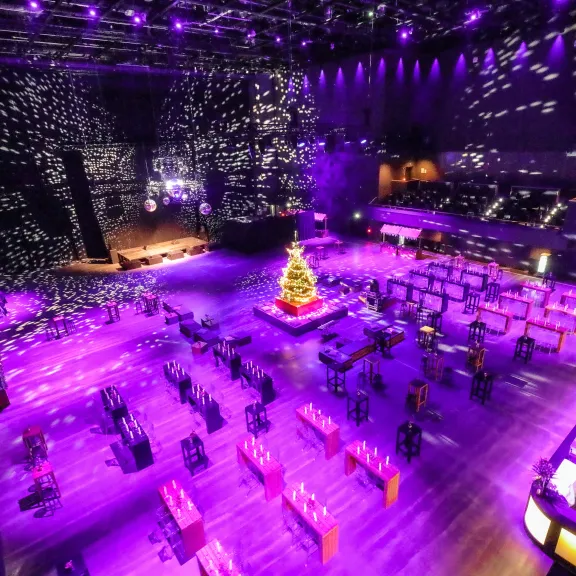 Ansicht Innenraum Weihnachtsfeier mit Stehtischbrücken und Raumillumination