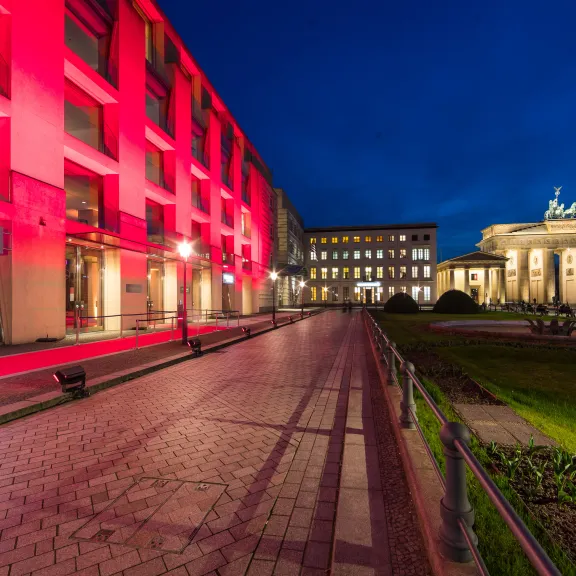 AXICA Atrium bei Nacht mit Blicka auf das Brandenburger Tor