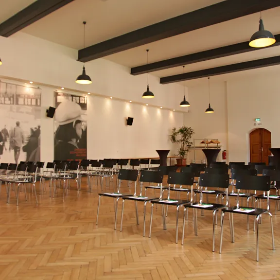 Meeting Raum Aula mit Stuhlreihen
