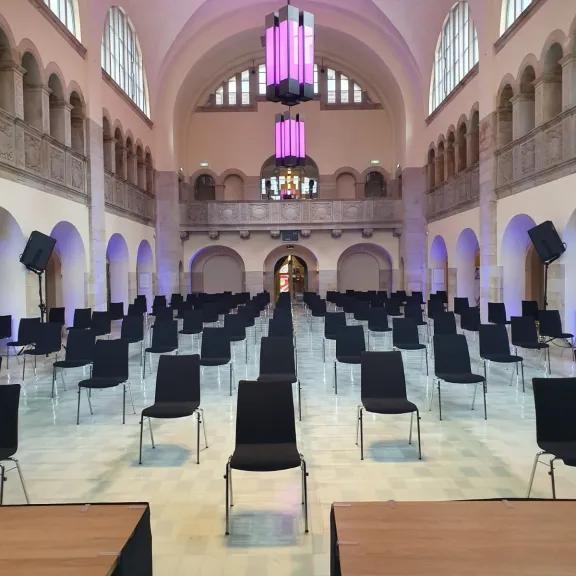 Stühle mit Abstand in der Halle des Stadtbad Oderberger