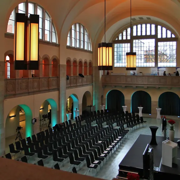 Haupthalle des Stadtbad Oderberger mit Stuhlreihen