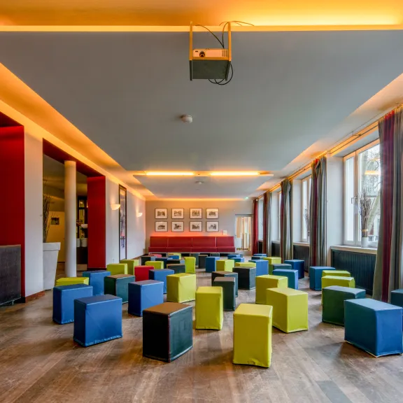 Restaurant mit bunten Sitzhockern