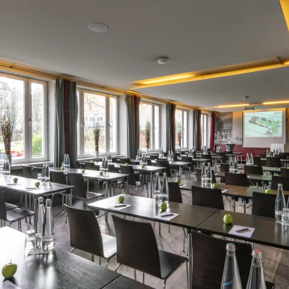 Restaurant mit Tisch- und Stuhlreihen