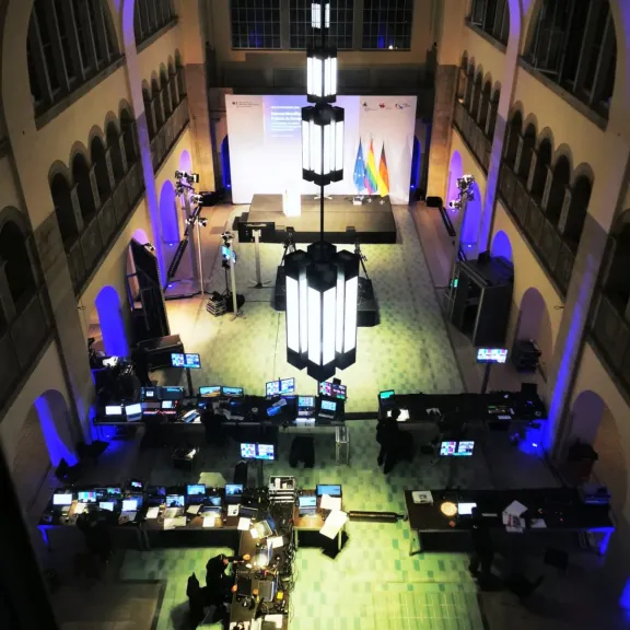 Technik in der Haupthalle des Stadtbad Orderberger am Abend