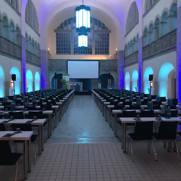 Blick in die leere Haupthalle des Stadtbad Orderberger mit Tischreihen und Stühlen