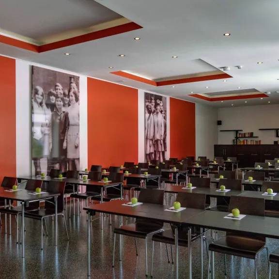 Lounge des Stadtbad Oderberger mit Tisch- und Stuhlreihen