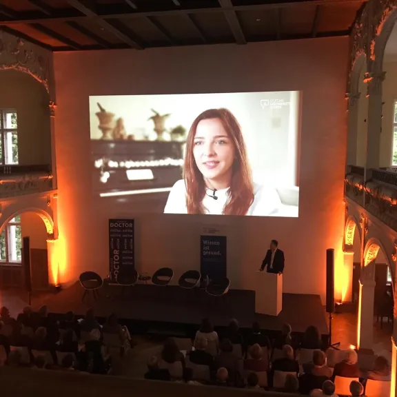 Projektion auf Leinwand im Saal der Villa Elisabeth