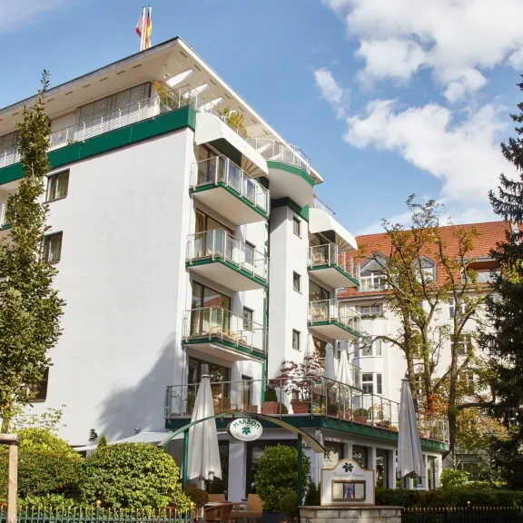 Hotel Villa Kastania Terrasse des Konferenzraumes - Aussenansicht