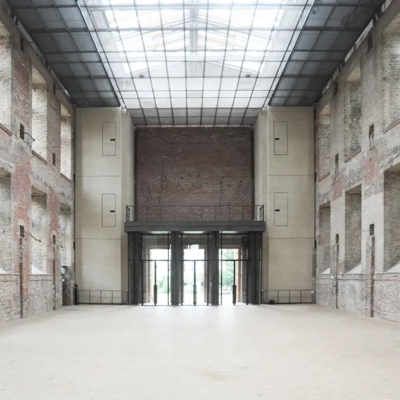 St. Elisabeth Kirchsaal von innen mit Blick zum Portal