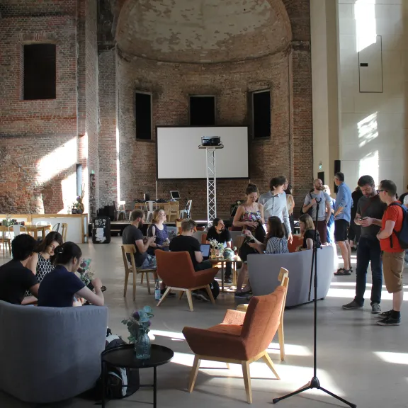 Workshopsetting mit Menscghen in der St. Elisabeth Kirche