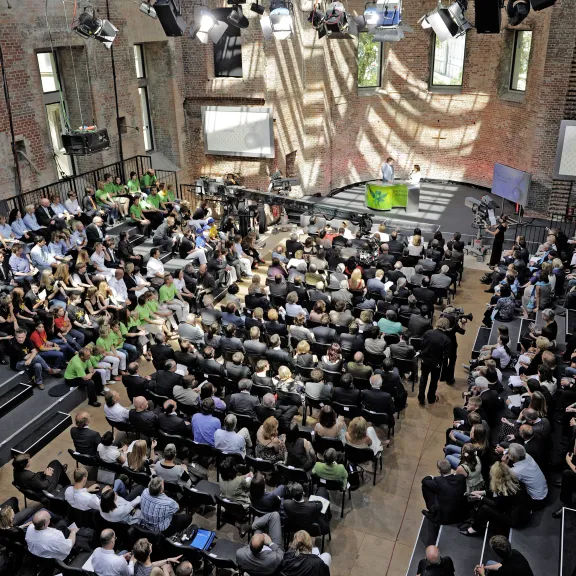 Menschen bei einer Preisverleihung in der St. Elisabeth Kirche