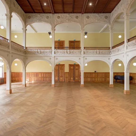 Blick auf die Galerie im Saal der Eventlocation Villa Elisabeth